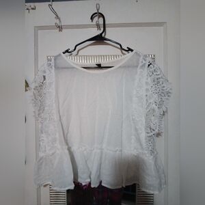 💜 3/$15💜White Lace Women's Cropped Top, Large💜